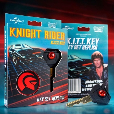 Conjunto réplica da chave K.I.T.T. do Knight Rider com embalagem azul e chave preta com detalhe vermelho