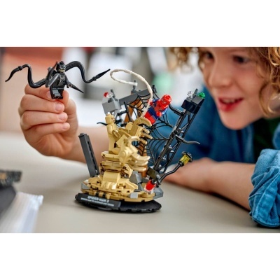 Kit de construção LEGO Spider-Man com mini-figuras e teias em plástico colorido