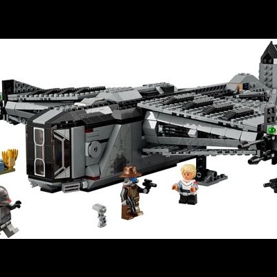 Brinquedo de construção nave espacial cinza e preta com figuras miniatura de personagens armados