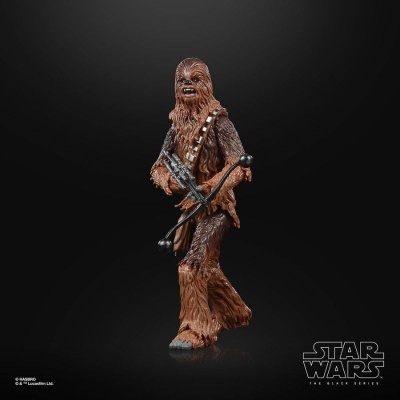 Figura de ação Chewbacca com pelagem castanha e arma, em fundo preto, logo Star Wars