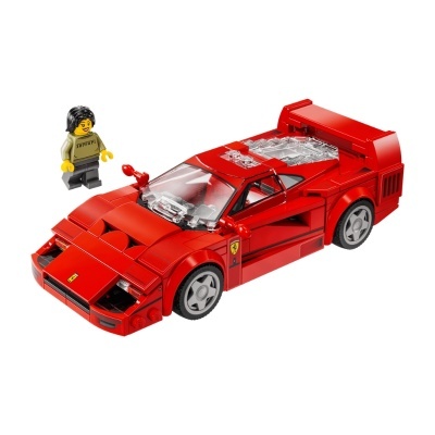 Carro desportivo vermelho de construção com mini figura vestindo camisa verde FERRARI