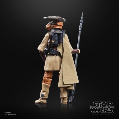 Figura de ação Star Wars com roupa bege, capa e bastão em fundo preto