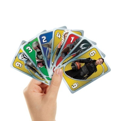 Cartas de jogo coloridas com números e personagens seguradas por mão