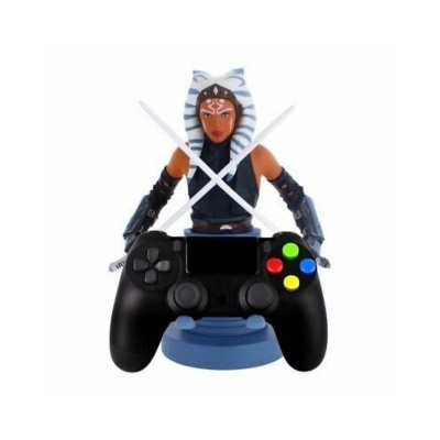 Figura de personagem com espadas e comando de videojogo preto