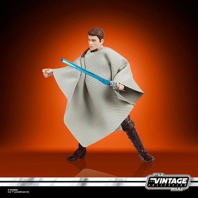 Figurina Star Wars com capa cinza e sabre de luz azul sobre fundo laranja