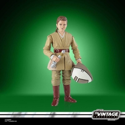 Figura de ação Star Wars com túnica castanha clara e capacete branco em fundo verde