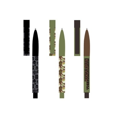 Três canetas esferográficas com padrões de capacetes, Baby Yoda e palavra MANDALORIAN