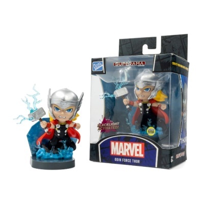 Figura de ação Thor Marvel com capacete prateado e martelo azul em embalagem