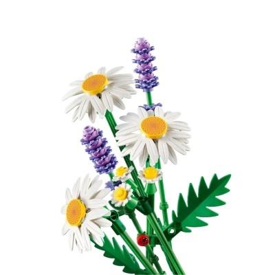 Buquê de flores LEGO com margaridas brancas, flores lilás, folhas verdes e uma joaninha vermelha.
