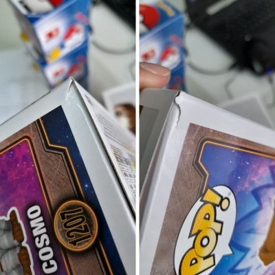 Caixas Funko Pop! com cantos danificados e texto COSMO 1201