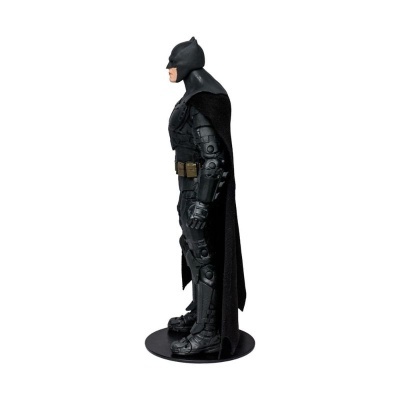 Figura de ação do Batman em perfil esquerdo com roupa preta e cinto castanho