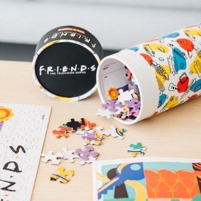 Quebra-cabeças F.R.I.E.N.D.S com embalagem decorada e peças espalhadas