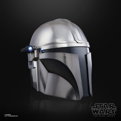Capacete prateado estilo Star Wars com visor escuro e luz azul lateral