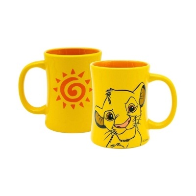 Duas canecas amarelas com desenhos de leão jovem e sol vermelho