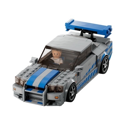 Carro desportivo de brinquedo LEGO cinzento com faixas azuis e boneco ao volante.