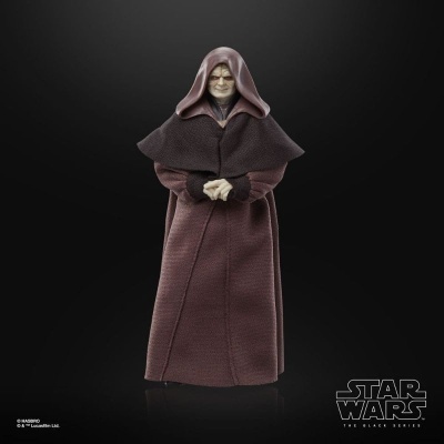 Figura Star Wars de personagem com capa castanha e capuz em fundo preto