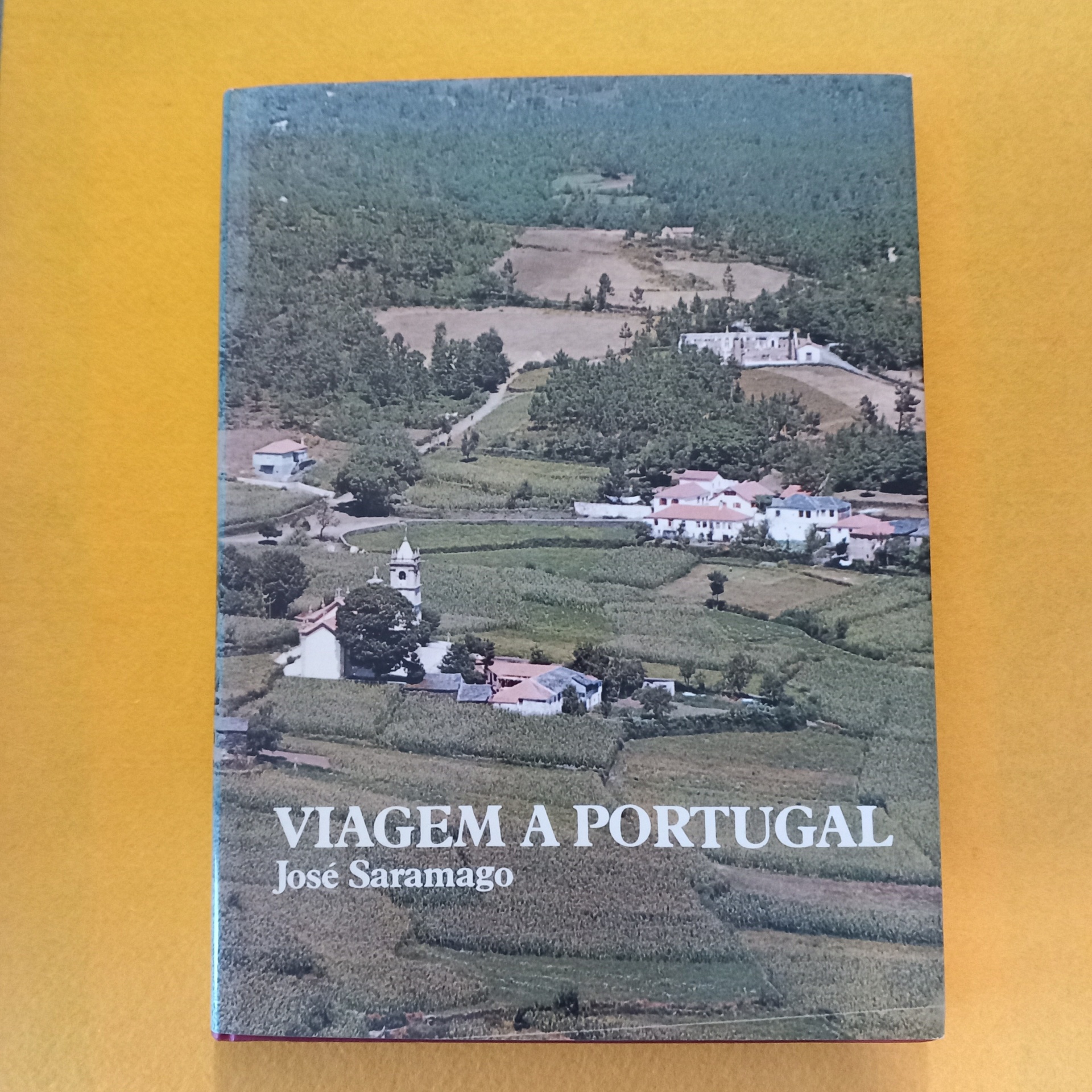 Viagem a Portugal, de José Saramago Capa de livro Viagem a Portugal de José Saramago com paisagem rural verde