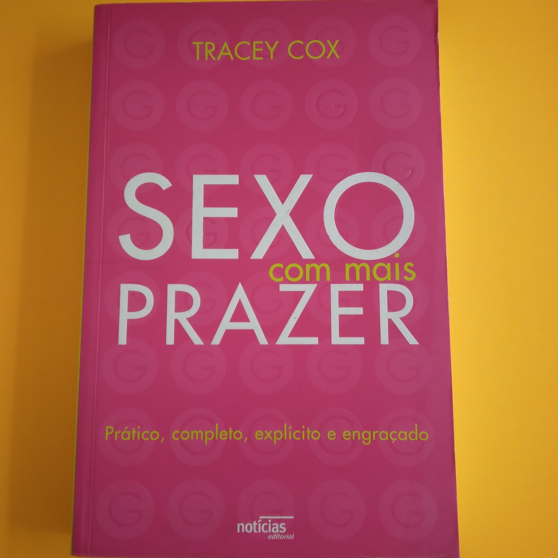 Sexo com Mais Prazer, Tracey Cox Capa do livro SEXO com mais PRAZER de Tracey Cox, com texto em amarelo e branco, fundo rosa.