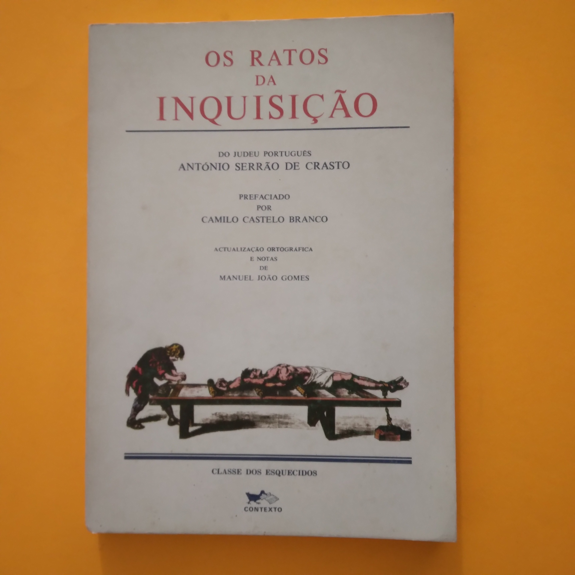 Os Ratos da Inquisição, António Serrão de Crasto Capa de livro branco com título vermelho e ilustração em preto e vermelho de pessoa com outra deitada numa mesa