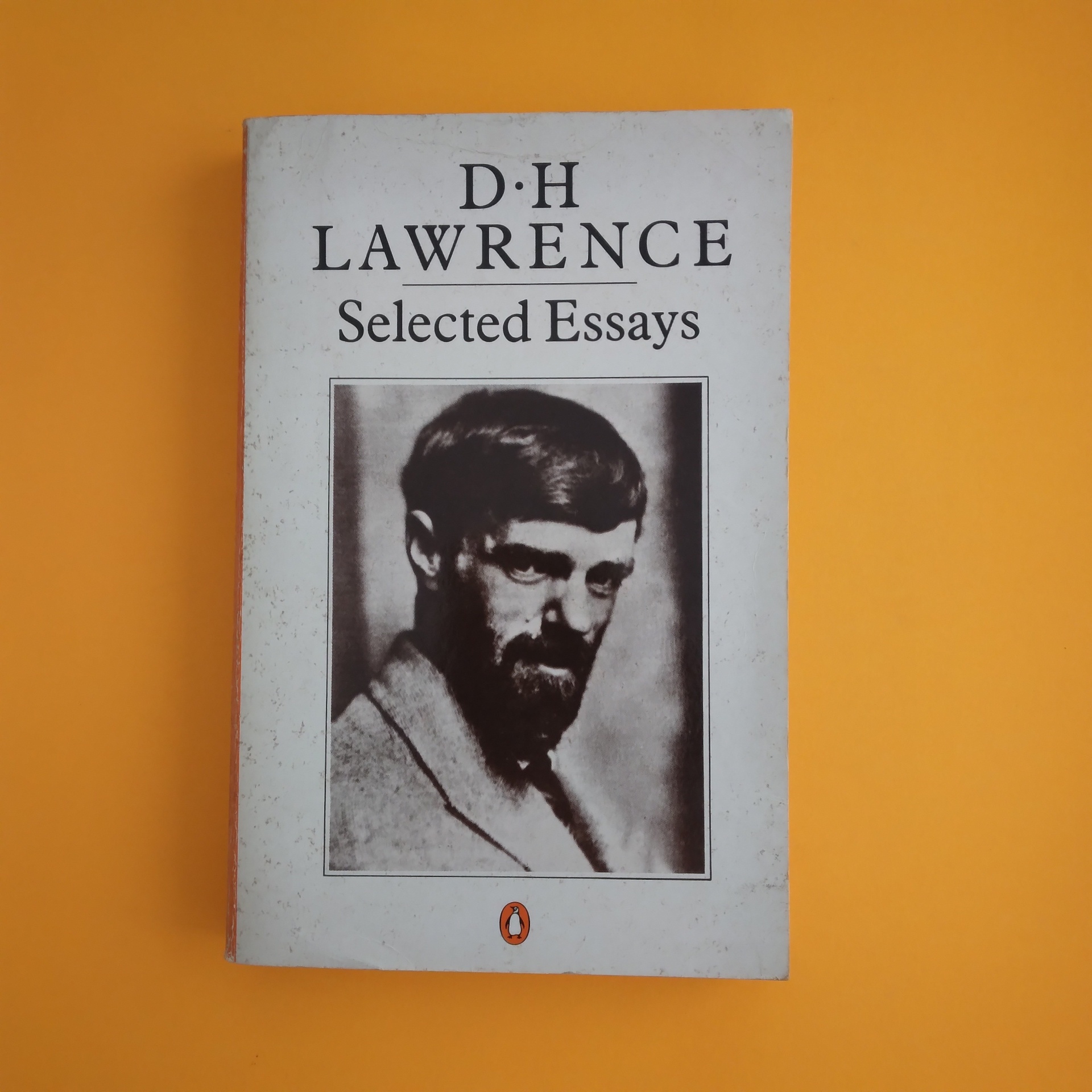 Selected Essays, D.H. Lawrence Capa de livro D H LAWRENCE Selected Essays com fotografia em preto e branco de homem