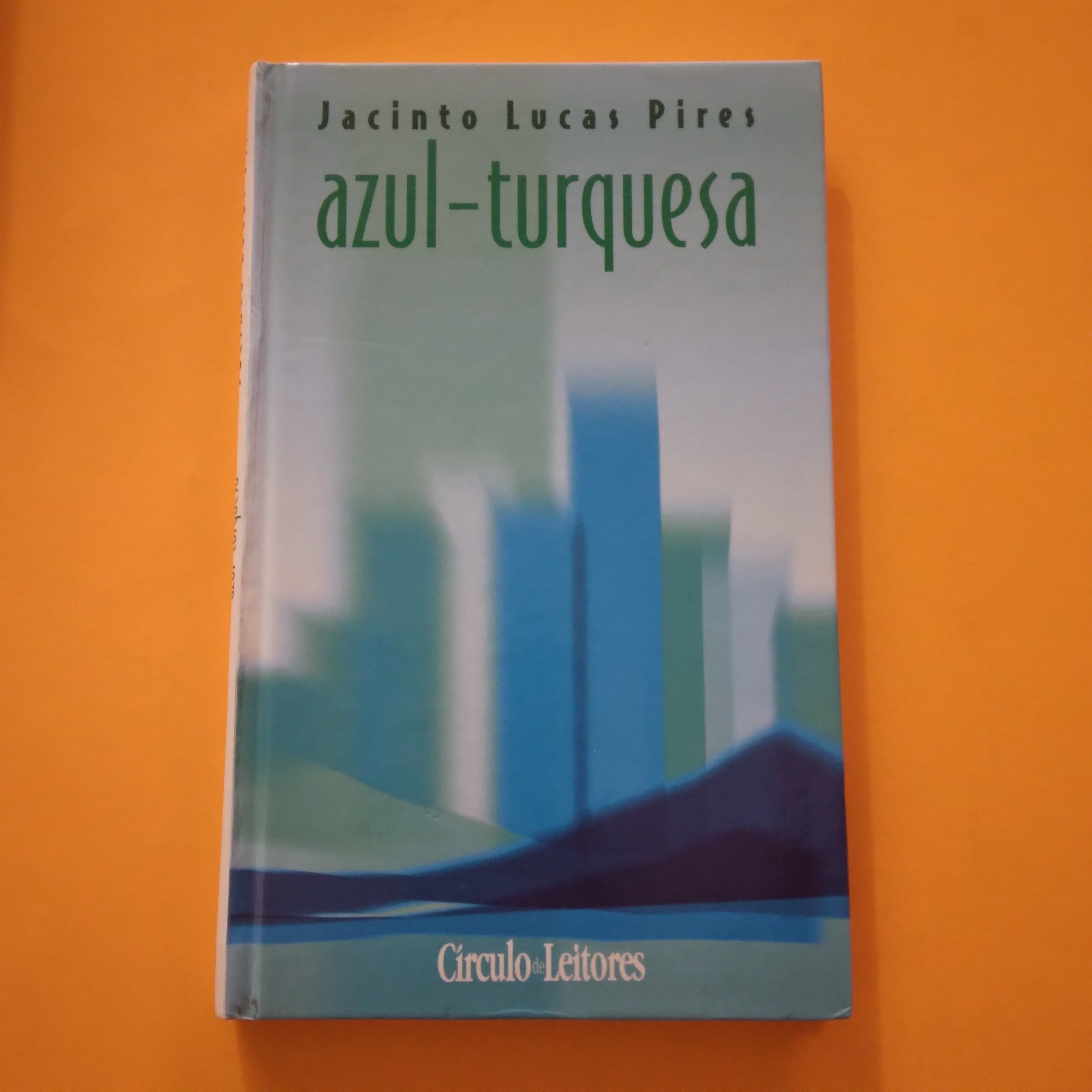 Azul-Turquesa, Jacinto Lucas Pires Livro azul-turquesa sobre superfície laranja