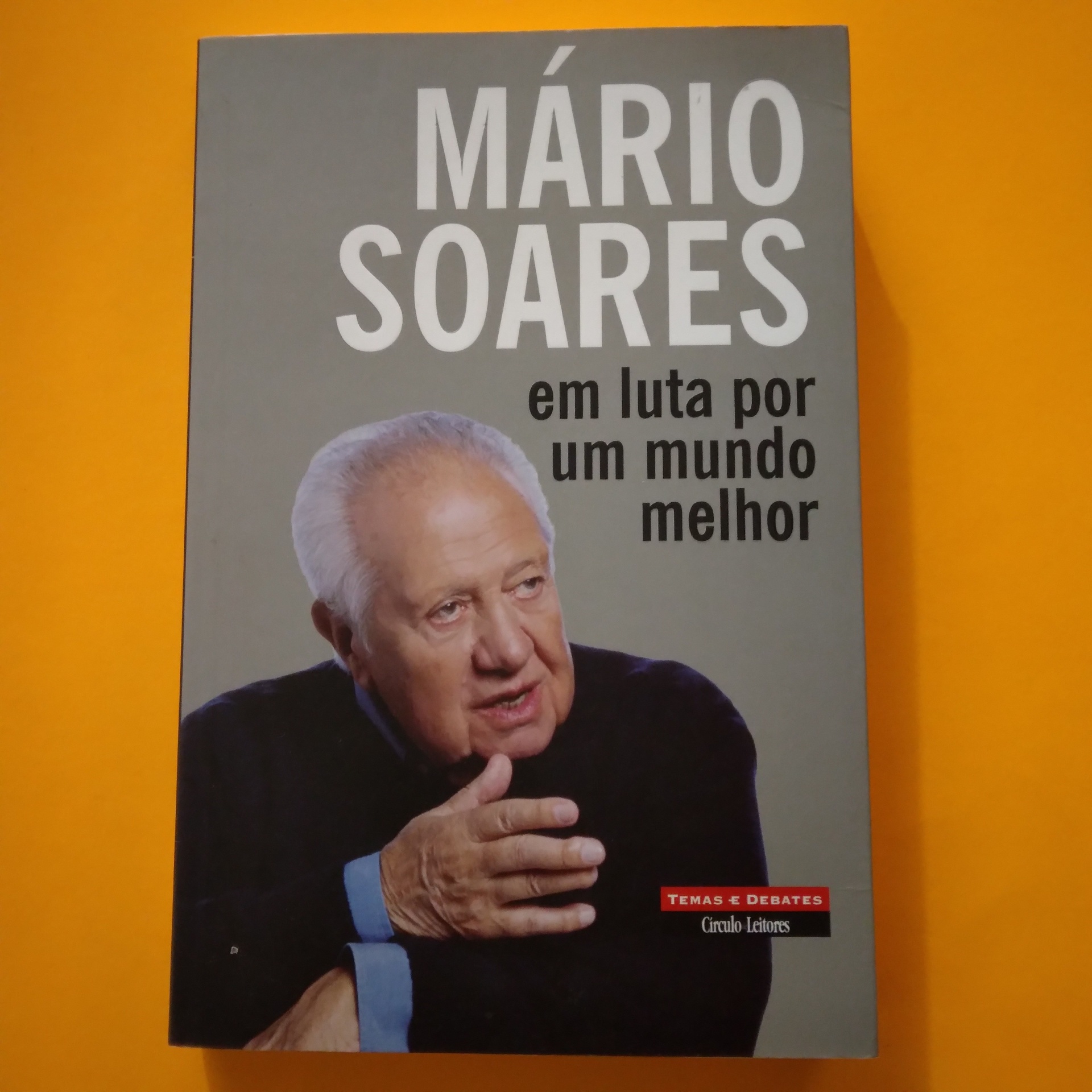 Em Luta por um Mundo Melhor, Mário Soares Capa de livro cinzenta com fotografia de Mário Soares e texto do título e editora