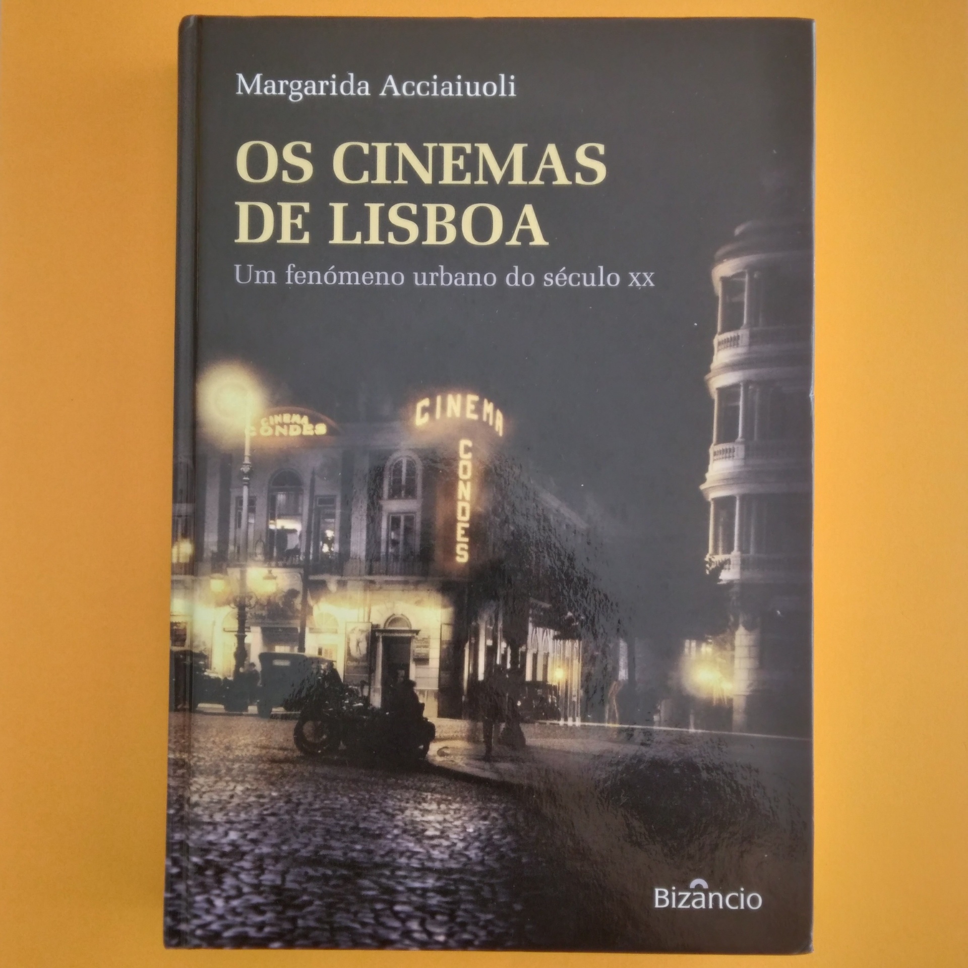 Os Cinemas de Lisboa, Margarida Acciaiuoli Livro 'Os Cinemas de Lisboa' com capa em preto e imagem noturna de cinema antigo
