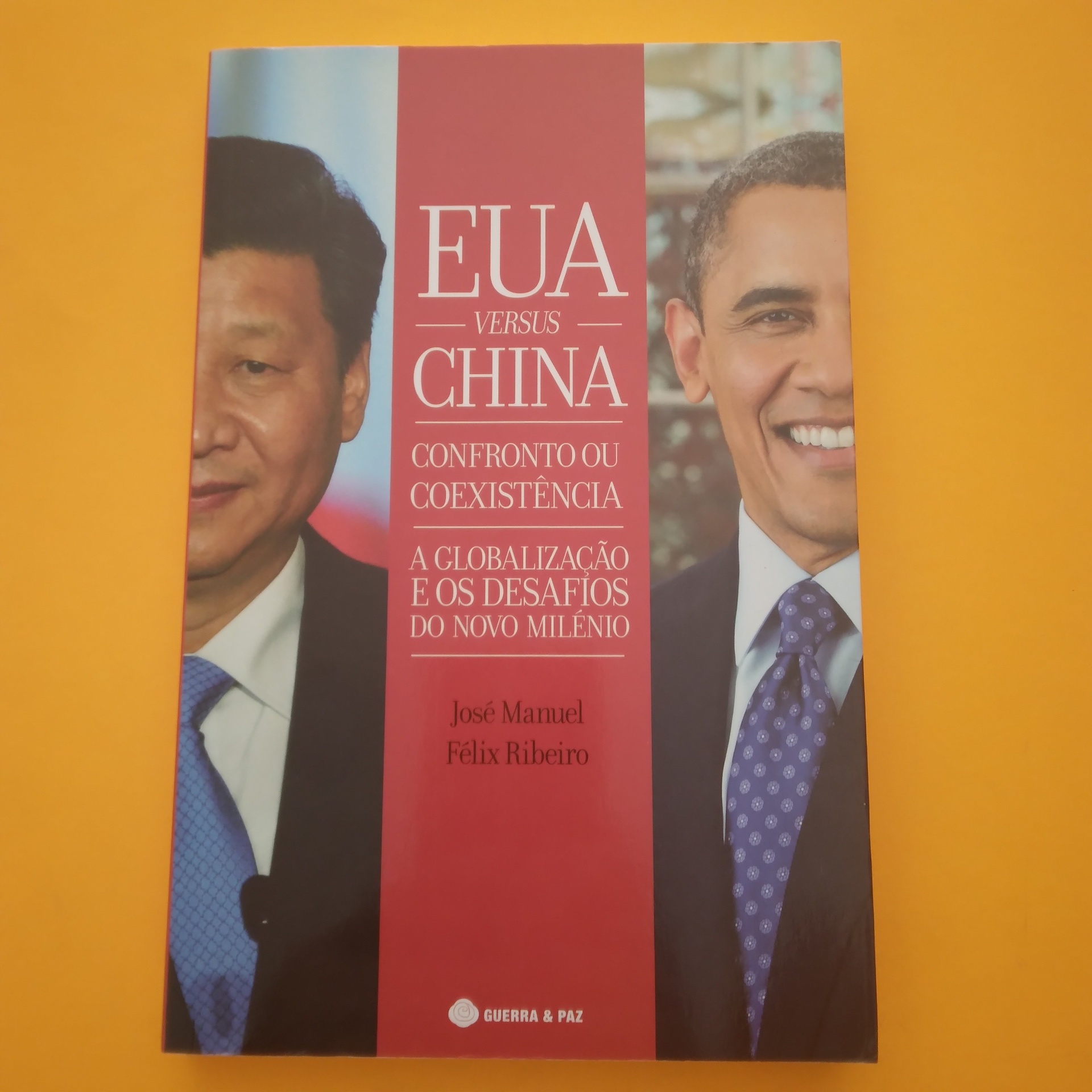 EUA versus China. Confronto ou Coexistência. A Globalização e os Desafios do Novo Milénio, José Manuel Félix Ribeiro Capa de livro EUA VERSUS CHINA com imagens de dois líderes e texto em fundo vermelho e azul.