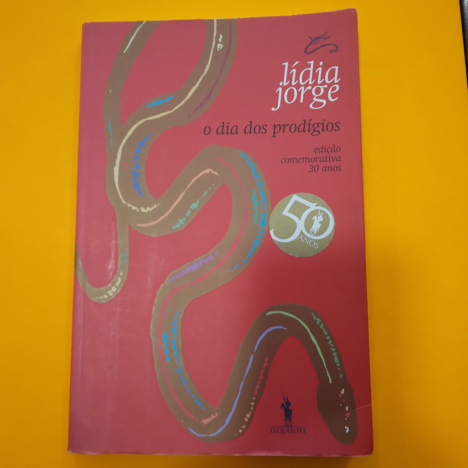 O Dia dos Prodígios, Lídia Jorge Capa de livro rosa com ilustração abstrata e texto editorial