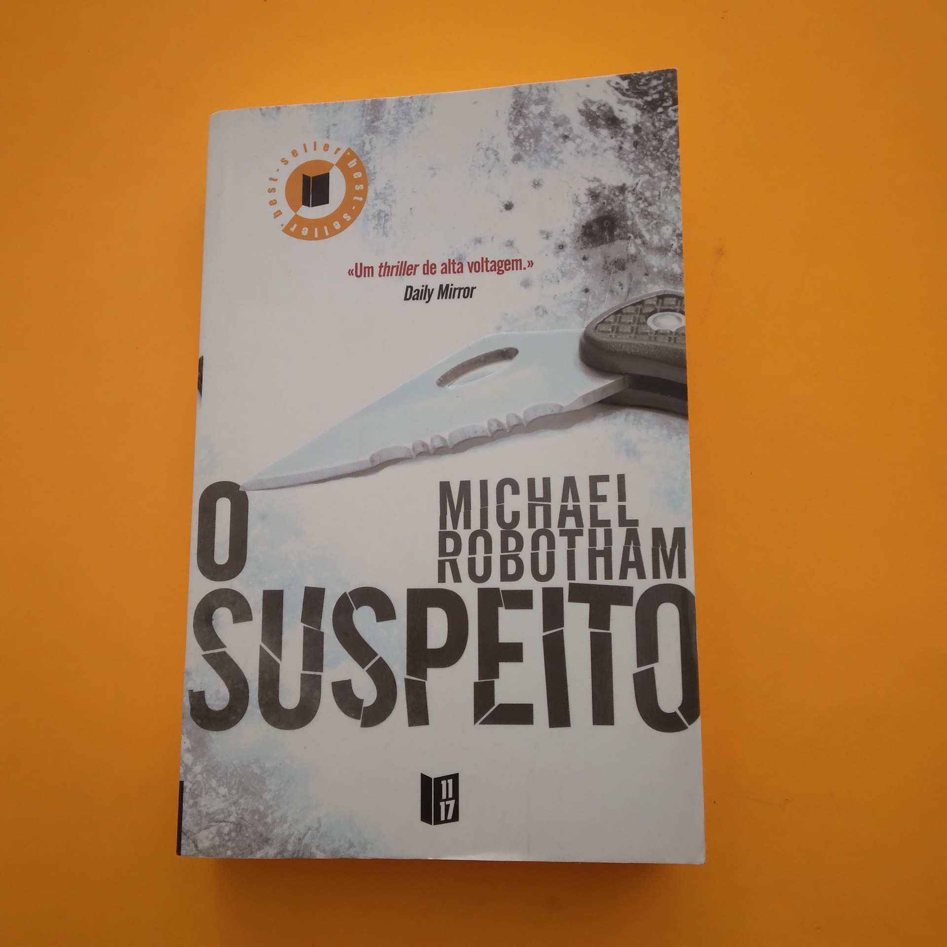 O Suspeito, Michael Robotham Capa do livro 'O Suspeito' com imagem de faca e texto em português