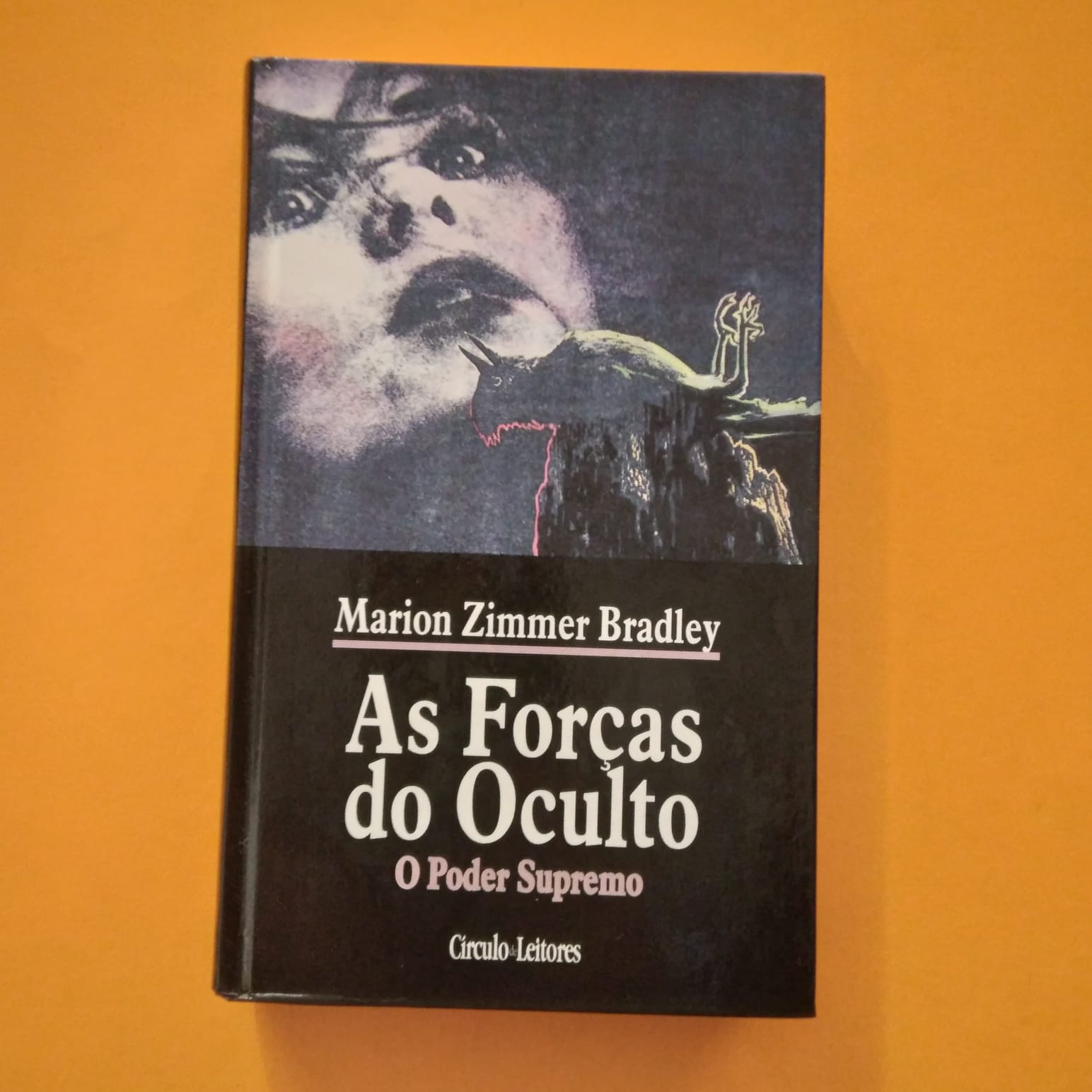 As Forças do Oculto. O Poder Supremo, Marion Zimmer Bradley Livro As Forças do Oculto de Marion Zimmer Bradley com capa preta e ilustração