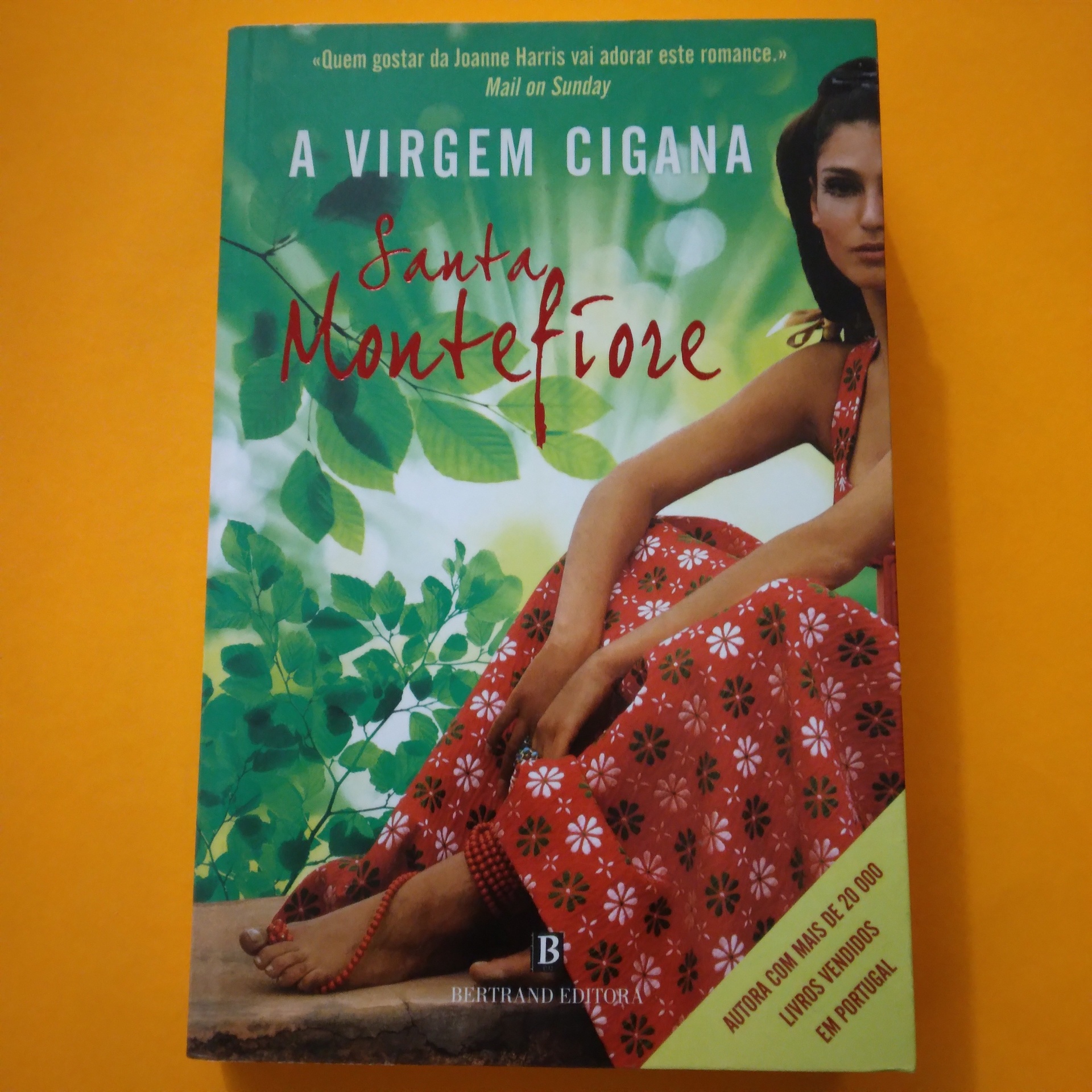 A Virgem Cigana, Santa Montefiore Capa do livro 'A Virgem Cigana' com mulher de vestido vermelho e fundo verde