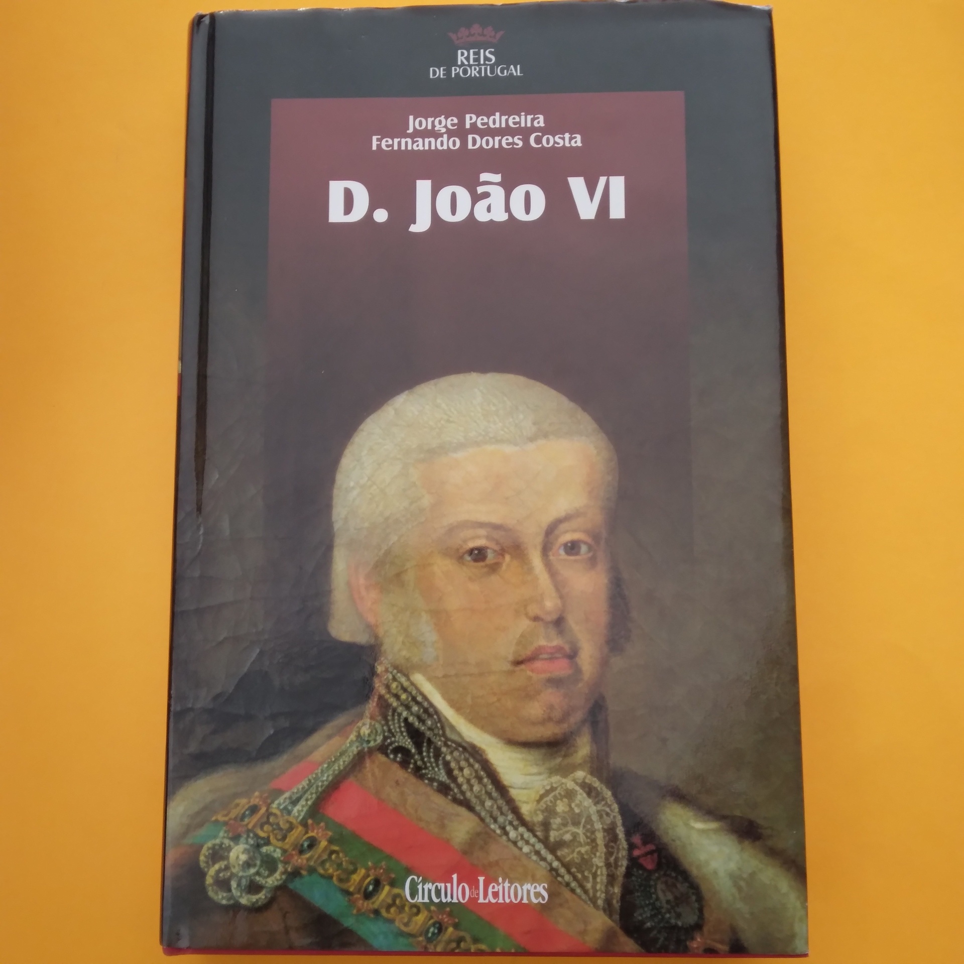 D. João VI, Jorge Pedreira e Fernando Dores Costa Livro D. João VI com capa castanha e retrato histórico de homem em uniforme militar.