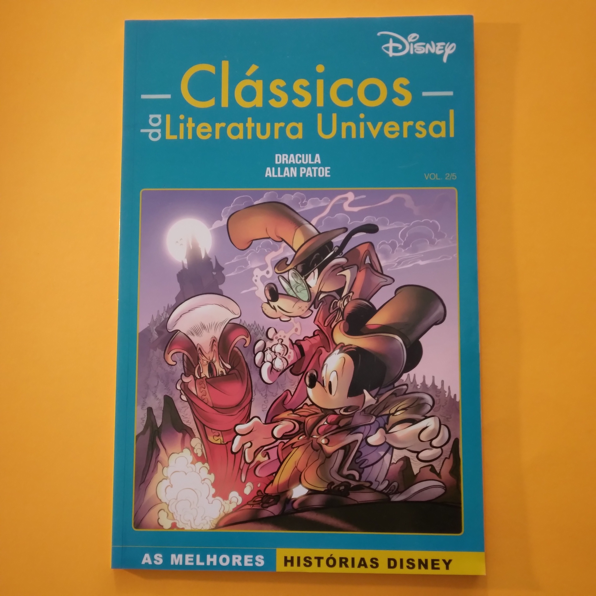 Drácula. Allan Patoe. Clássicos da Literatura Universal Capa de livro Disney Clássicos da Literatura Universal com personagens Mickey, Pato Donald e Pateta vestidos como vampiros