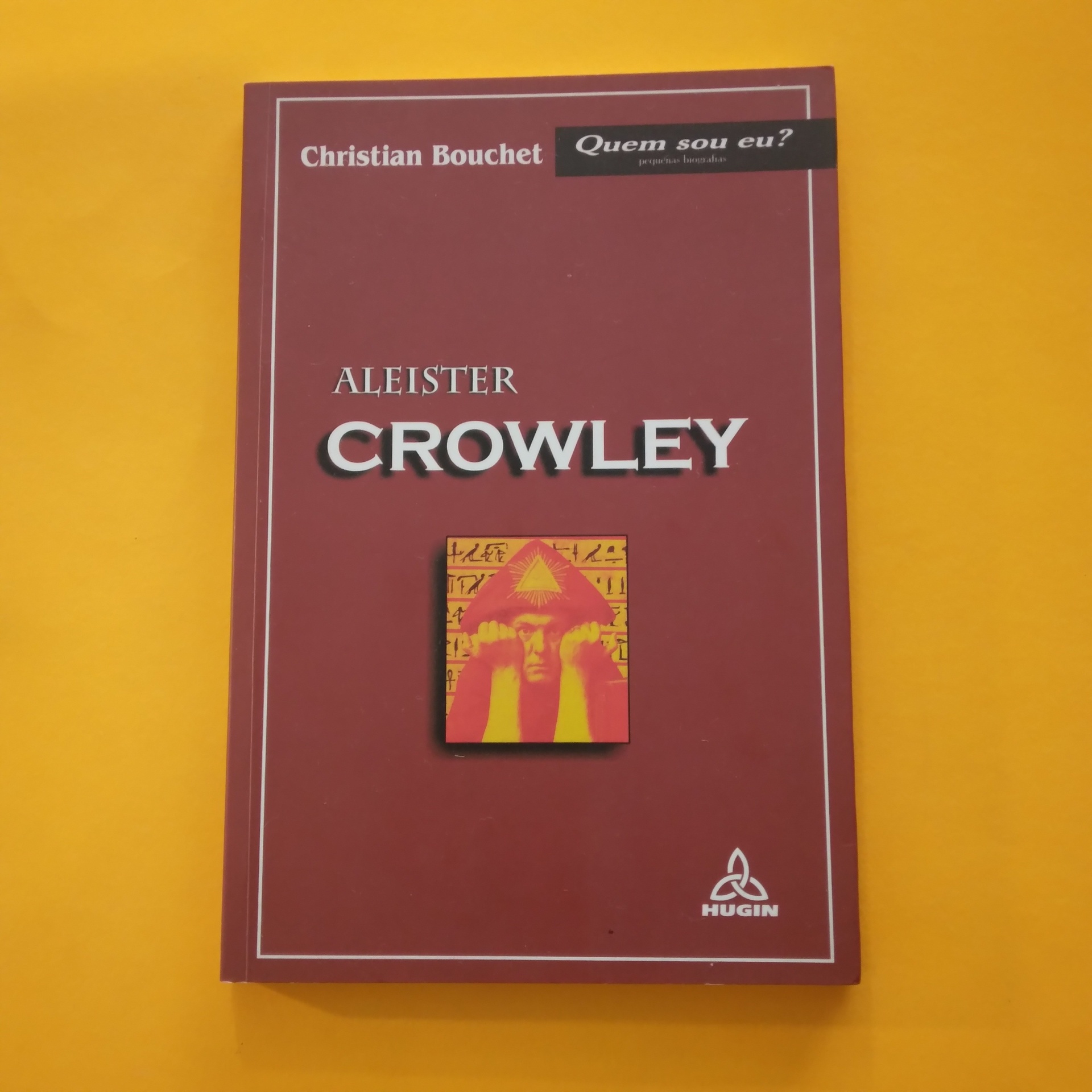 Aleister Crowley, Christian Bouchet Livro CROWLEY de capa vermelha sobre fundo amarelo