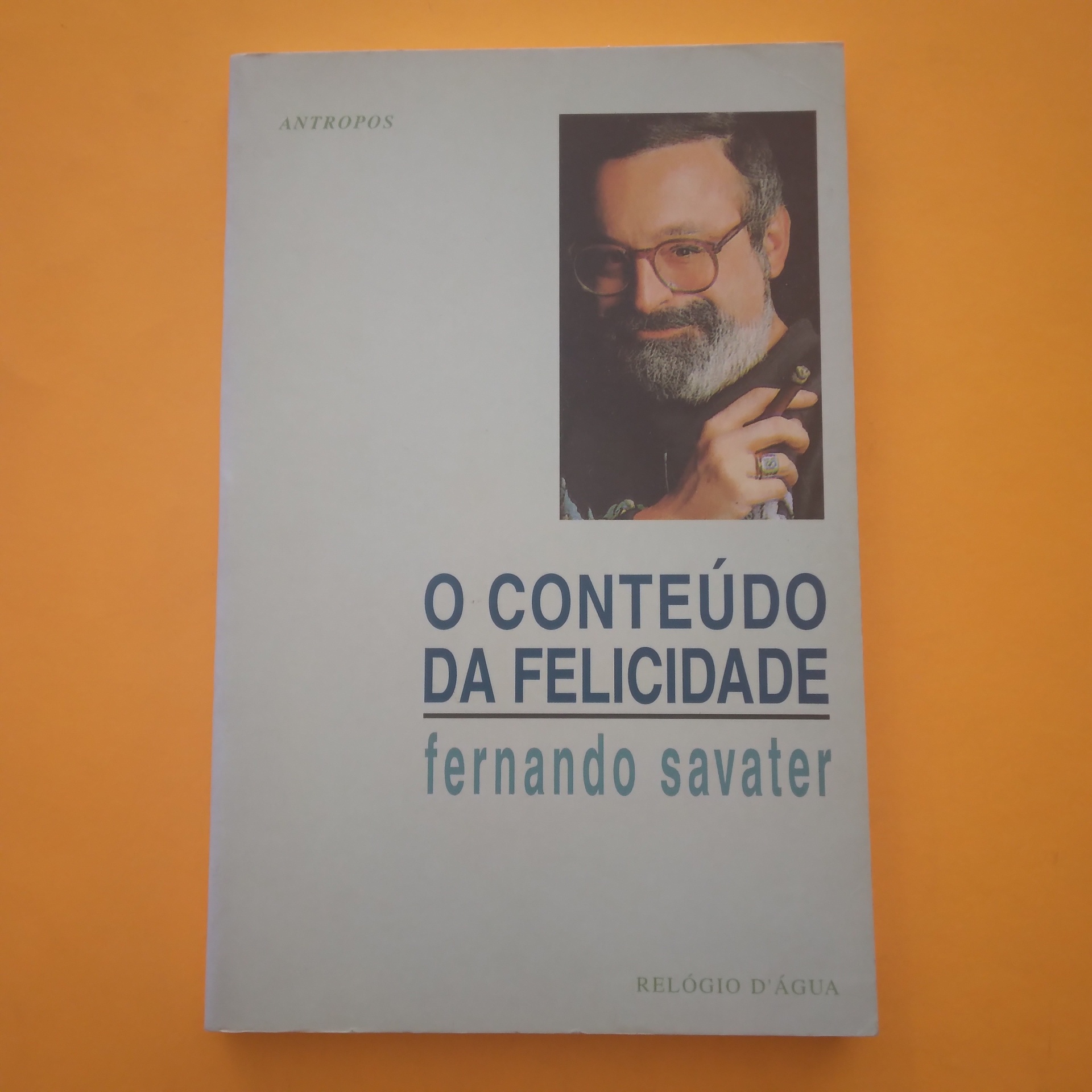 O Conteúdo de Felicidade, Fernando Savater Capa de livro 'O CONTEÚDO DA FELICIDADE' de fernando savater com fotografia de homem de barba.