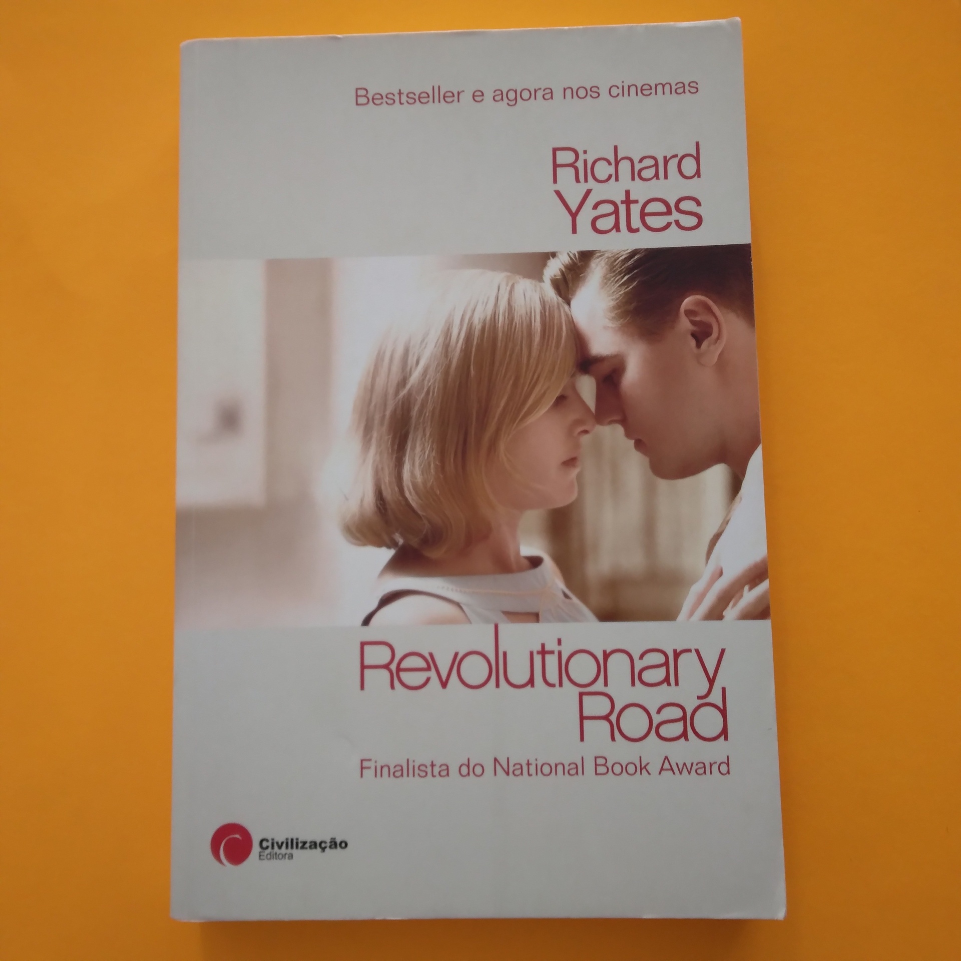 Revolutionary Road, Richard Yates Capa do livro Revolutionary Road de Richard Yates com uma imagem de casal em fundo claro.