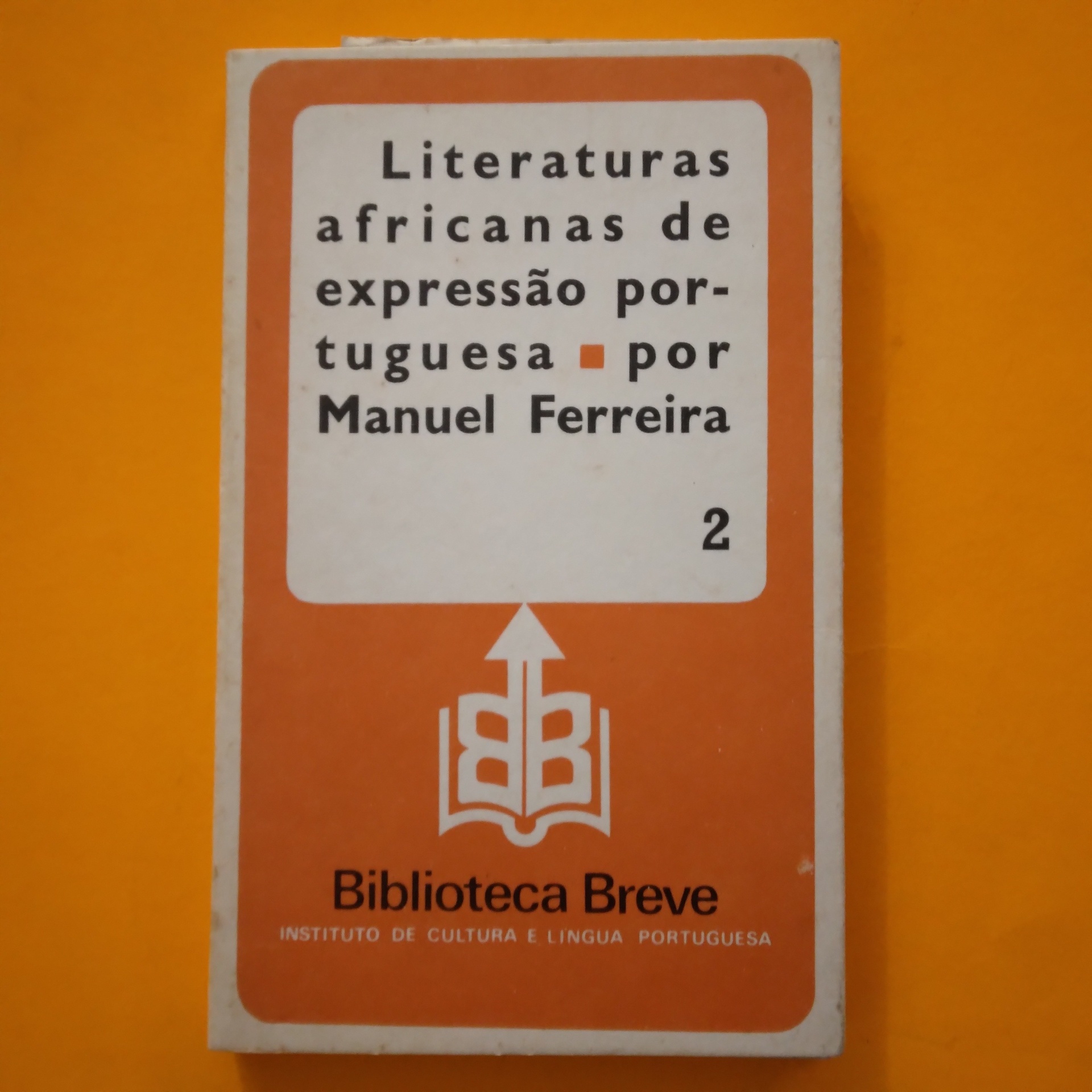 Literaturas Africanas de Expressão Portuguesa II, Manuel Ferreira Capa de livro laranja e branca com título e autor