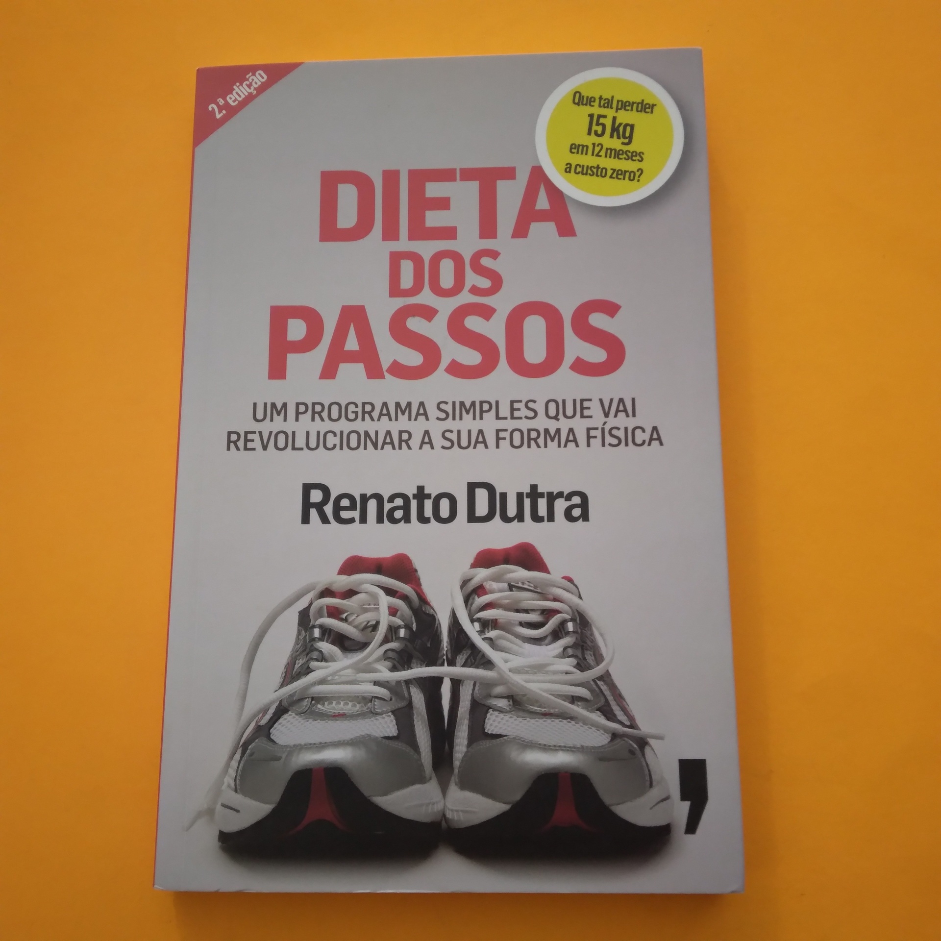 Dieta dos Passos, Renato Dutra Capa de livro com título Dieta dos Passos, ténis desportivos e texto em português