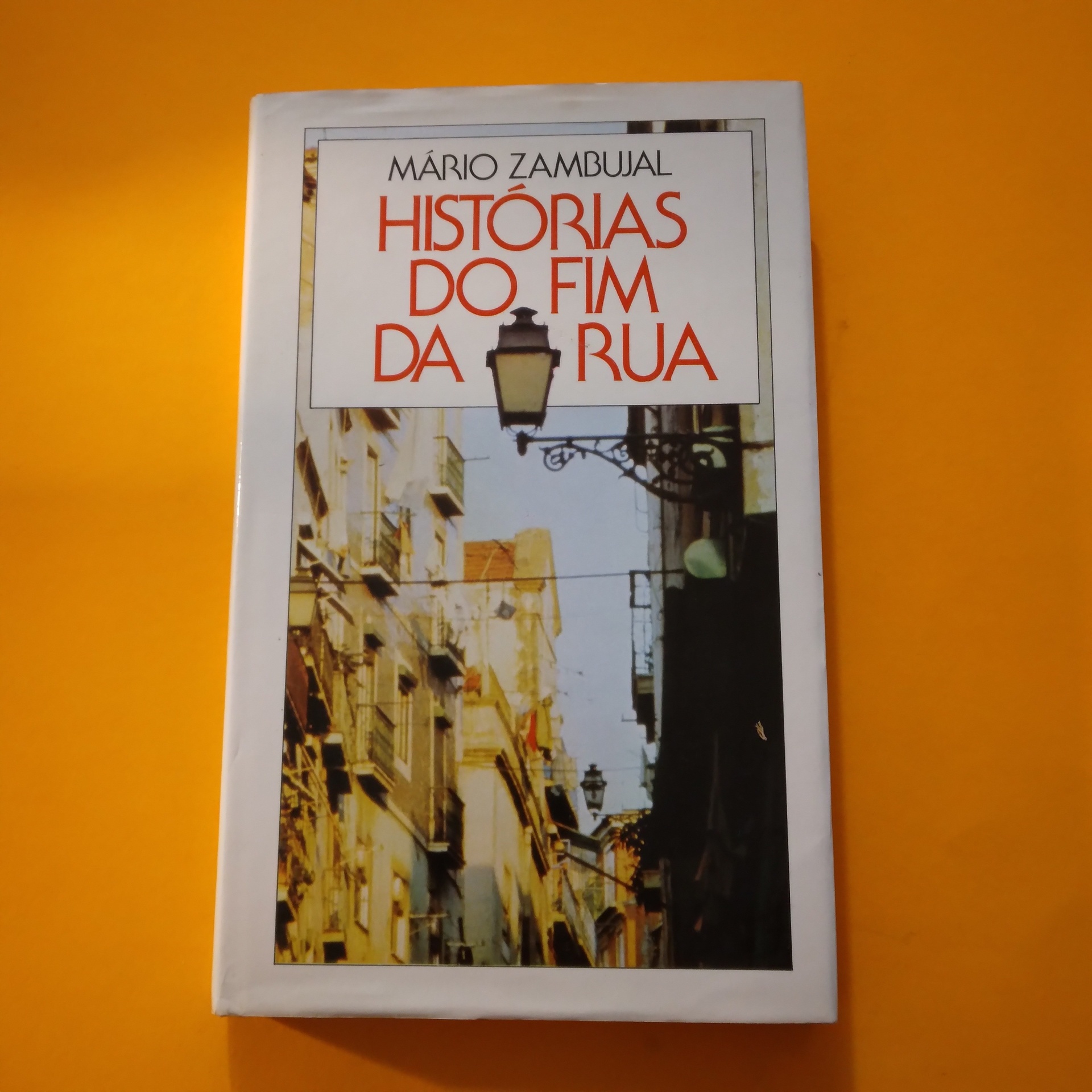 Histórias do Fim de Rua, Mário Zambujal Capa do livro 'Histórias do Fim da Rua' com fotografia de rua urbana e fundo laranja.