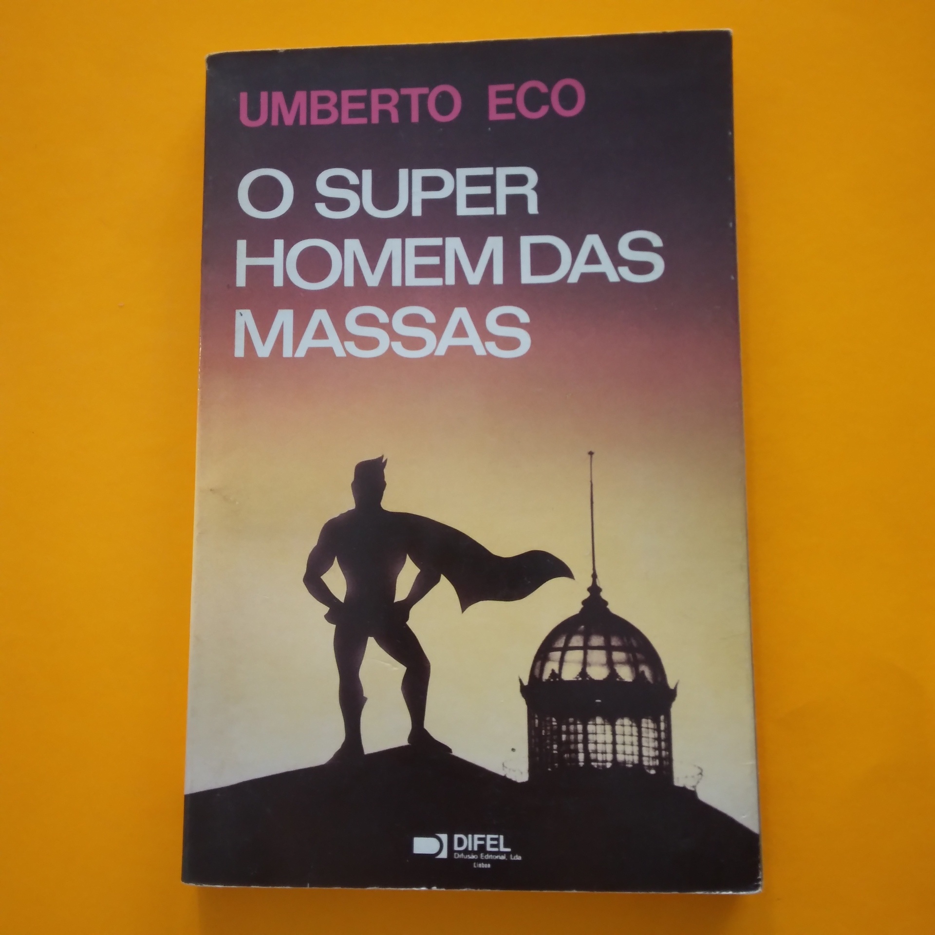O Super Homem das Massas, Umberto Eco Capa de livro com título O SUPER HOMEM DAS MASSAS e silhueta de super-herói
