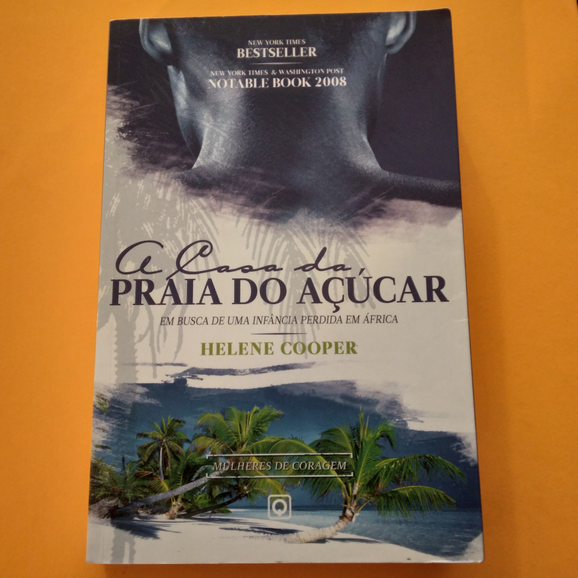 A Casa do Pão de Açúcar, Helene Cooper Capa do livro A Casa da Praia do Açúcar com imagem de criança e praia