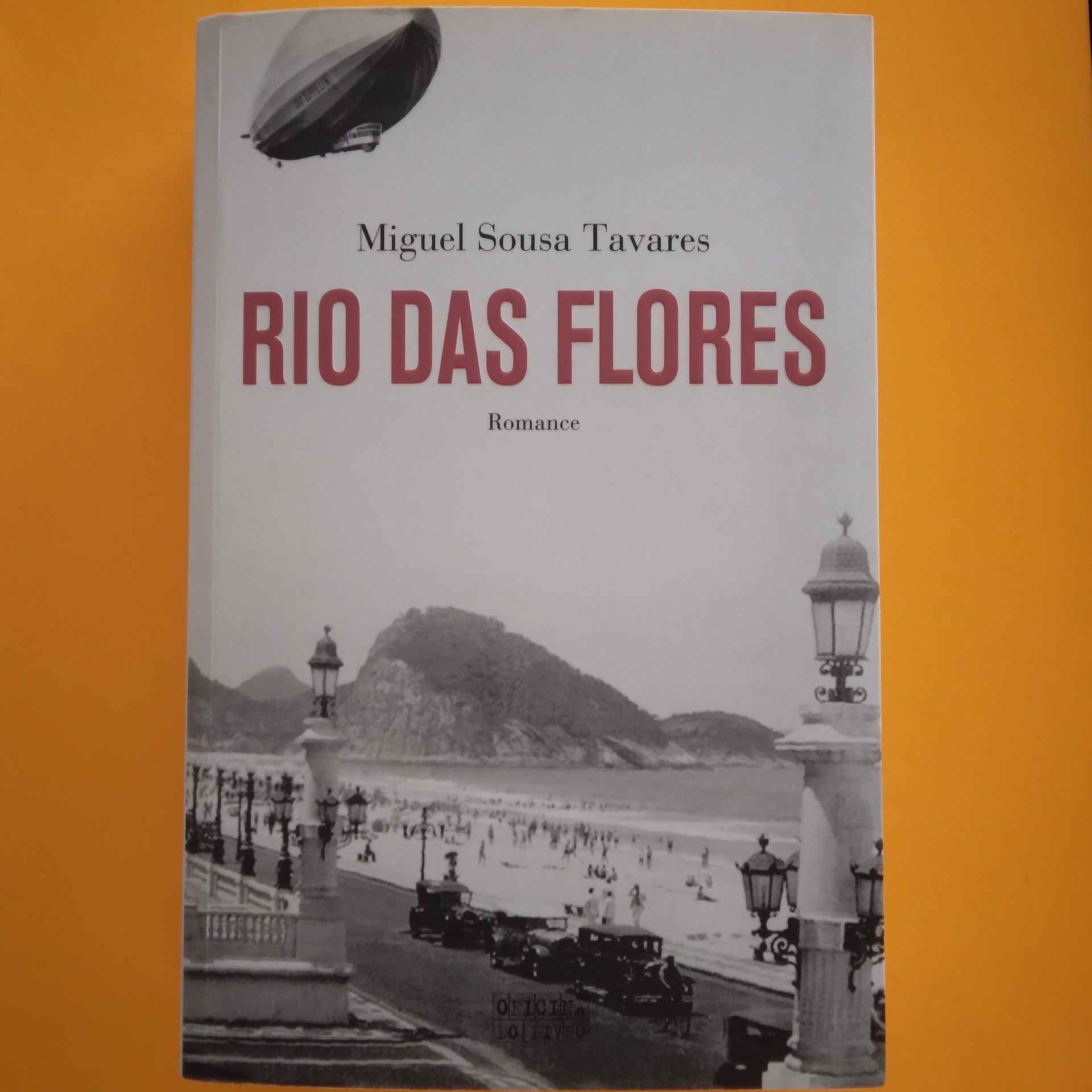 Rio das Flores, Miguel Sousa Tavares Capa do livro Rio das Flores de Miguel Sousa Tavares com uma fotografia de praia em preto e branco