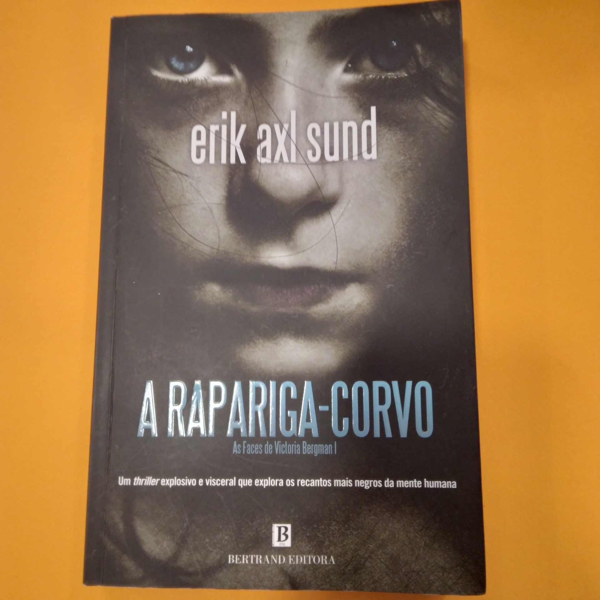 A Rapariga-Corvo, Erik Axl Sund Capa do livro A Rapariga-Corvo com rosto humano em fundo escuro