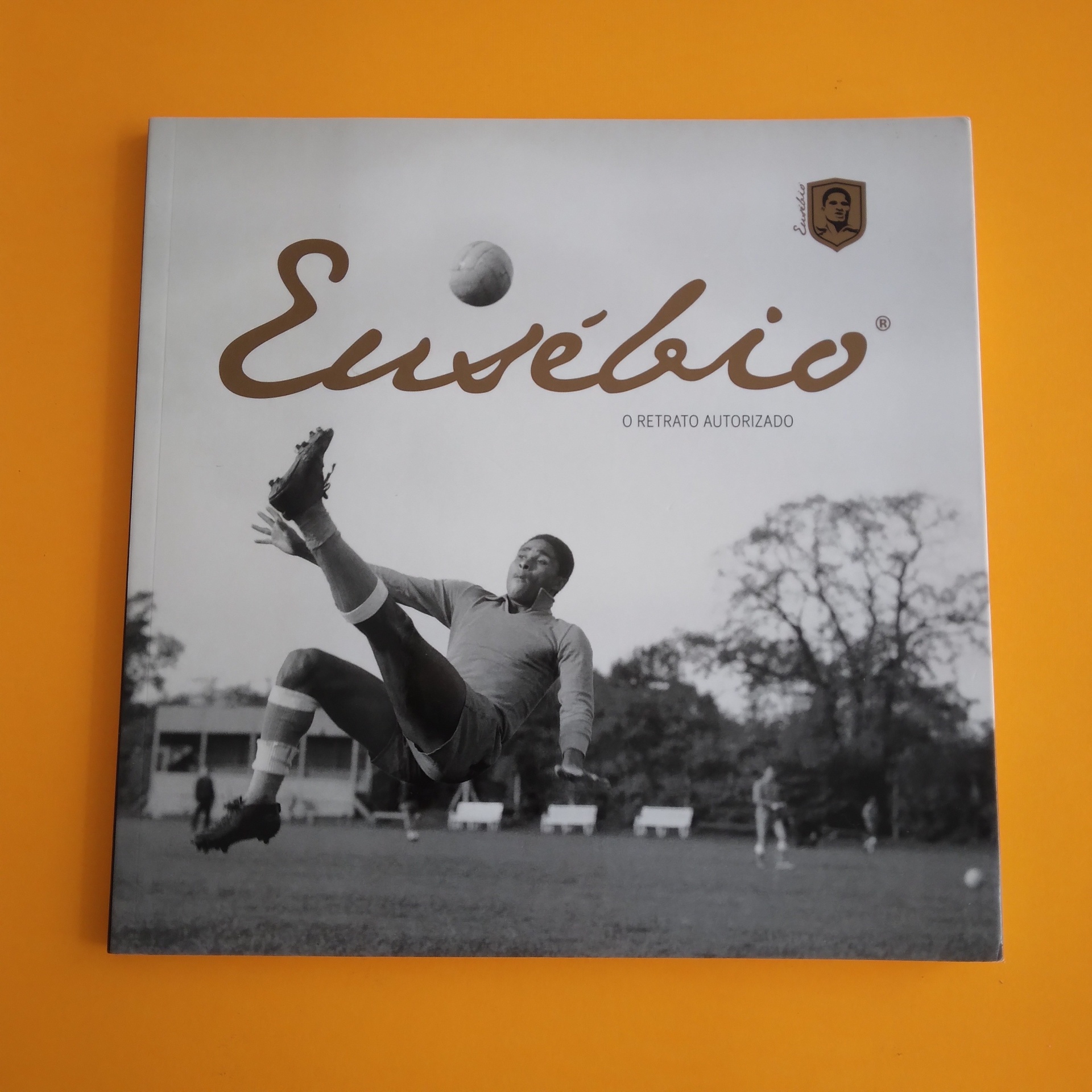 Eusébio, o Retrato Autorizado Capa com fotografia a preto e branco de jogador de futebol e título Eusébio