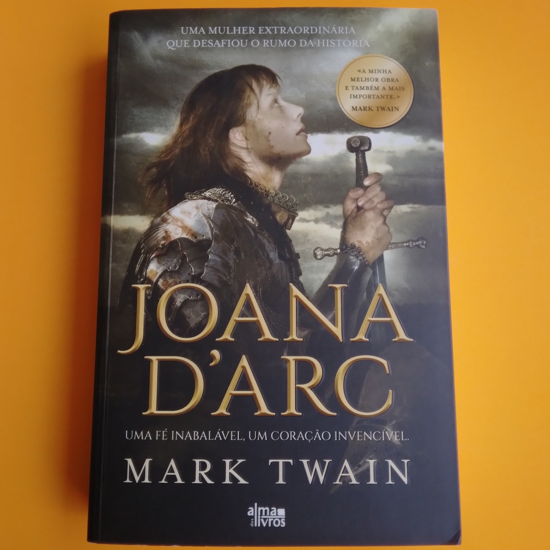 Joana D'Arc, de Mark Twain Capa do livro 'Joana d'Arc' de Mark Twain com imagem de mulher medieval com espada