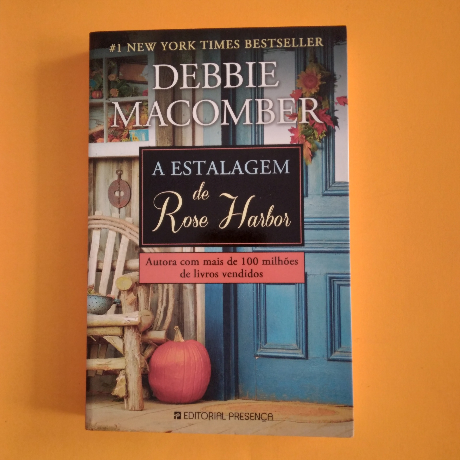 A Estalagem de Rose Harbor, Debbie Macomber Capa do livro 'A Estalagem de Rose Harbor' com imagem decorativa e texto em português e inglês