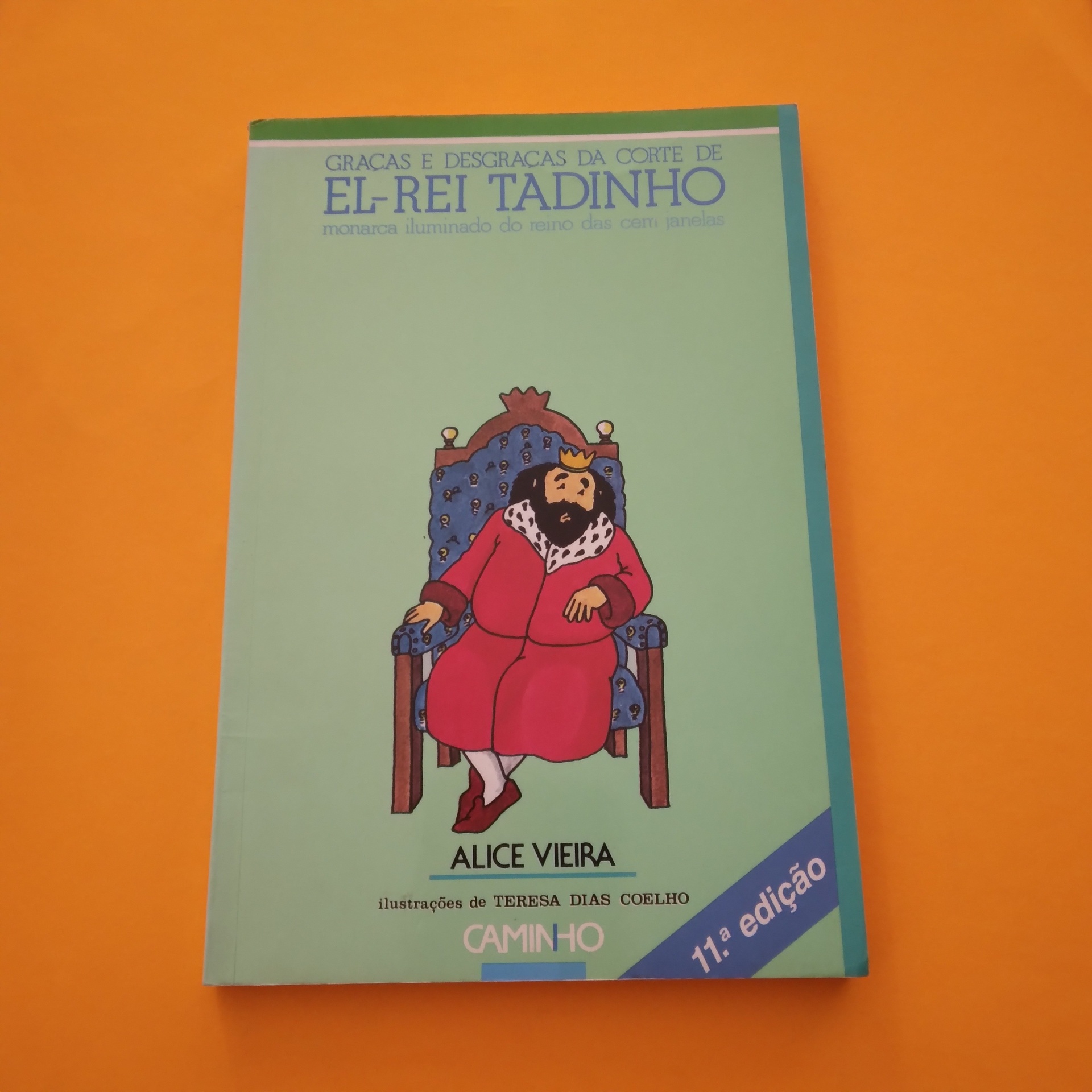 Graças e Desgraças da Corte de El-Rei Tadinho, Alice Vieira Livro 'El-Rei Tadinho' com ilustração de rei sentado no trono em fundo verde