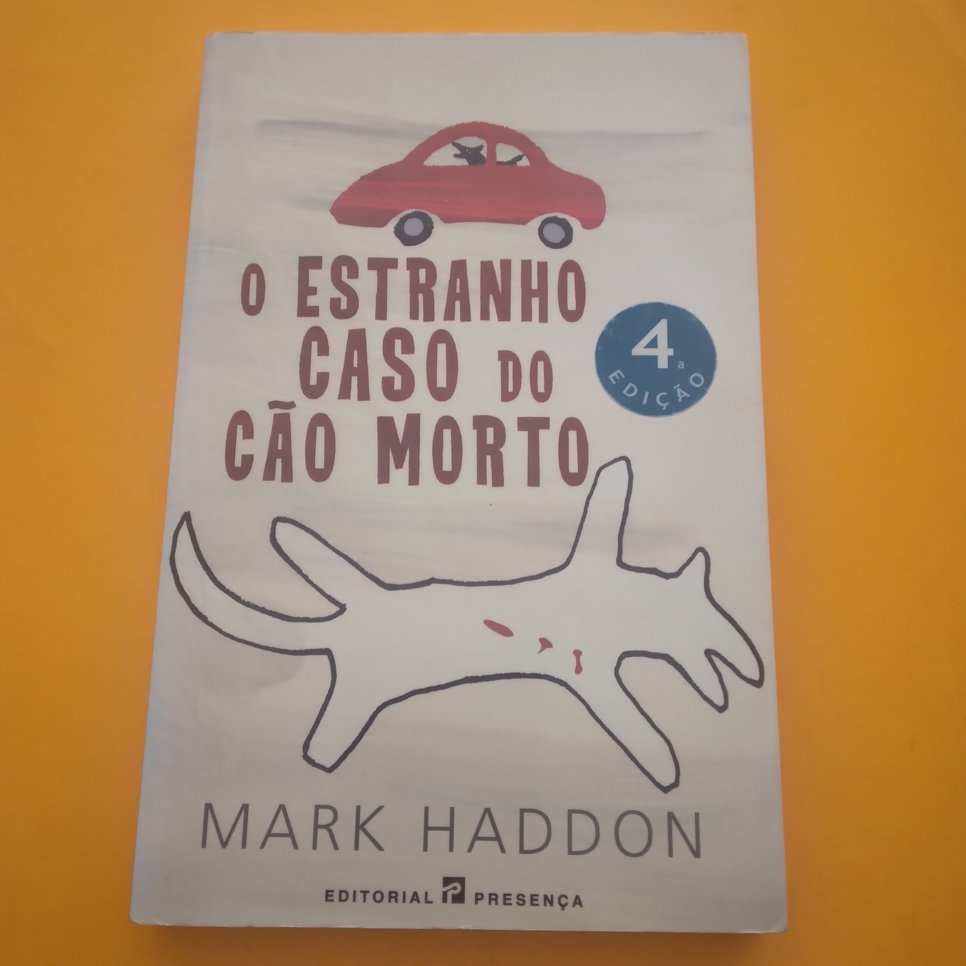 O Estranho Caso do Cão Morto, Mark Haddon Capa do livro O Estranho Caso do Cão Morto com texto e ilustrações em fundo branco