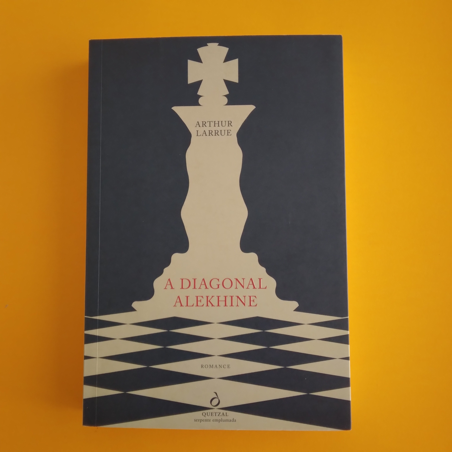 A Diagonal Alekhine, Arthur Larrue Livro com capa azul escura e branco com peça de xadrez e texto A DIAGONAL ALEKHINE